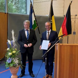 Klaus Holzmüller mit Bürgermeister Bänziger bei Übergabe der Urkunde und Medaille